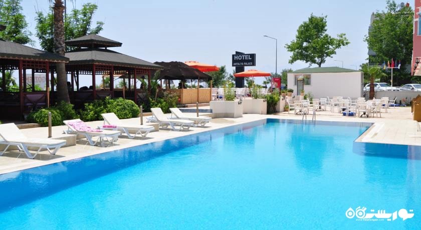 نمای کلی استخر روباز هتل